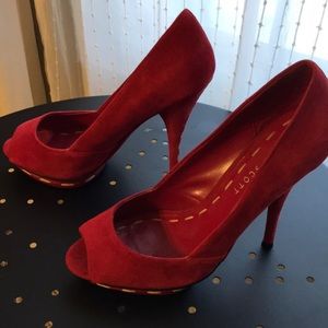 Red pumps